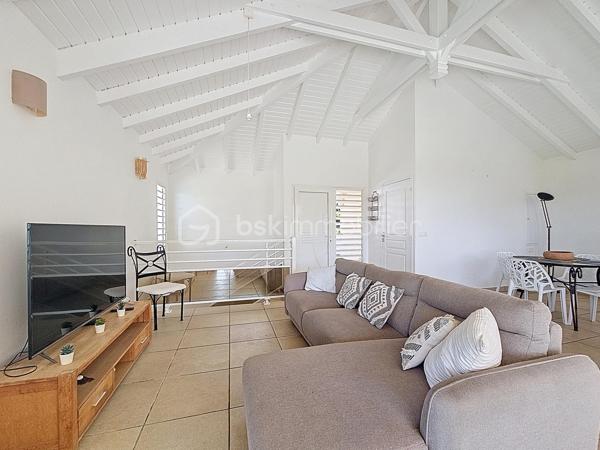 Delphine MIRANDA pour le réseau BSK IMMOBILIER
Saint François - Route touristique 
Vous rêvez d'une maison avec vue mer dans un secteur privilégié au calme? Alors j'ai le bien qu'il vous faut!
La maison se situe route touristique à 5 minutes du centre ville et des commodités de Saint François dans un lotissement résidentiel recherché pour son calme et son accès direct à la plage.
La maison de construction béton est édifié sur un niveau sur une parcelle de 691 m2.
Surface habitable : 75 m2 , surface utile : 115 m2 avec les terrasses couvertes.
Entrée par portail sécurisé vous trouverez une aire de parking pouvant recevoir 3 véhicules.
Sur le premier niveau se trouve l'espace de vie avec son grand salon cuisine ouverte de 34 m2 , une salle d'eau toilettes, et une grande terrasse couverte vous permettant de bénéficier de la splendide vue mer , ainsi que de la piscine (au sel) et de sa plage.
Au niveau inférieur vous trouverez la partie nuit avec ses deux chambres de 12,80 m2 orientée côté jardin avec accès direct sur terrasse couverte, une salle d'eau commune avec douche à l'italienne , et un toilette indépendant.
Le jardin est verdoyant , spacieux et entièrement clos , un petit chemin longe la parcelle pour accéder directement à la plage de Anse des Rochers.
Citerne tampon , chauffe-eau solaire pour votre confort , local technique piscine en dur, aucun travaux à prévoir.
Vendu meublé , clé en main !

Le bien est situé dans un lotissement géré en ASL avec une quote-part de charges courantes annuelles de 373,82€ par an.
N'hésitez pas à me contacter pour de plus amples informations sur cette villa , accéder au reportage photos complet et aux vidéos!