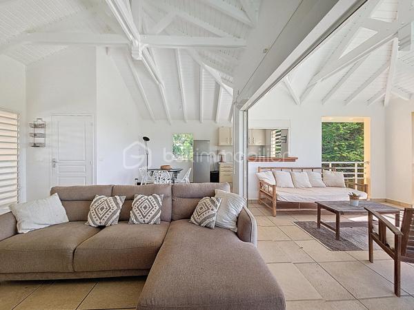 Delphine MIRANDA pour le réseau BSK IMMOBILIER
Saint François - Route touristique 
Vous rêvez d'une maison avec vue mer dans un secteur privilégié au calme? Alors j'ai le bien qu'il vous faut!
La maison se situe route touristique à 5 minutes du centre ville et des commodités de Saint François dans un lotissement résidentiel recherché pour son calme et son accès direct à la plage.
La maison de construction béton est édifié sur un niveau sur une parcelle de 691 m2.
Surface habitable : 75 m2 , surface utile : 115 m2 avec les terrasses couvertes.
Entrée par portail sécurisé vous trouverez une aire de parking pouvant recevoir 3 véhicules.
Sur le premier niveau se trouve l'espace de vie avec son grand salon cuisine ouverte de 34 m2 , une salle d'eau toilettes, et une grande terrasse couverte vous permettant de bénéficier de la splendide vue mer , ainsi que de la piscine (au sel) et de sa plage.
Au niveau inférieur vous trouverez la partie nuit avec ses deux chambres de 12,80 m2 orientée côté jardin avec accès direct sur terrasse couverte, une salle d'eau commune avec douche à l'italienne , et un toilette indépendant.
Le jardin est verdoyant , spacieux et entièrement clos , un petit chemin longe la parcelle pour accéder directement à la plage de Anse des Rochers.
Citerne tampon , chauffe-eau solaire pour votre confort , local technique piscine en dur, aucun travaux à prévoir.
Vendu meublé , clé en main !

Le bien est situé dans un lotissement géré en ASL avec une quote-part de charges courantes annuelles de 373,82€ par an.
N'hésitez pas à me contacter pour de plus amples informations sur cette villa , accéder au reportage photos complet et aux vidéos!