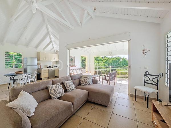Delphine MIRANDA pour le réseau BSK IMMOBILIER
Saint François - Route touristique 
Vous rêvez d'une maison avec vue mer dans un secteur privilégié au calme? Alors j'ai le bien qu'il vous faut!
La maison se situe route touristique à 5 minutes du centre ville et des commodités de Saint François dans un lotissement résidentiel recherché pour son calme et son accès direct à la plage.
La maison de construction béton est édifié sur un niveau sur une parcelle de 691 m2.
Surface habitable : 75 m2 , surface utile : 115 m2 avec les terrasses couvertes.
Entrée par portail sécurisé vous trouverez une aire de parking pouvant recevoir 3 véhicules.
Sur le premier niveau se trouve l'espace de vie avec son grand salon cuisine ouverte de 34 m2 , une salle d'eau toilettes, et une grande terrasse couverte vous permettant de bénéficier de la splendide vue mer , ainsi que de la piscine (au sel) et de sa plage.
Au niveau inférieur vous trouverez la partie nuit avec ses deux chambres de 12,80 m2 orientée côté jardin avec accès direct sur terrasse couverte, une salle d'eau commune avec douche à l'italienne , et un toilette indépendant.
Le jardin est verdoyant , spacieux et entièrement clos , un petit chemin longe la parcelle pour accéder directement à la plage de Anse des Rochers.
Citerne tampon , chauffe-eau solaire pour votre confort , local technique piscine en dur, aucun travaux à prévoir.
Vendu meublé , clé en main !

Le bien est situé dans un lotissement géré en ASL avec une quote-part de charges courantes annuelles de 373,82€ par an.
N'hésitez pas à me contacter pour de plus amples informations sur cette villa , accéder au reportage photos complet et aux vidéos!
