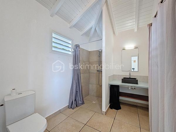 Delphine MIRANDA pour le réseau BSK IMMOBILIER
Saint François - Route touristique 
Vous rêvez d'une maison avec vue mer dans un secteur privilégié au calme? Alors j'ai le bien qu'il vous faut!
La maison se situe route touristique à 5 minutes du centre ville et des commodités de Saint François dans un lotissement résidentiel recherché pour son calme et son accès direct à la plage.
La maison de construction béton est édifié sur un niveau sur une parcelle de 691 m2.
Surface habitable : 75 m2 , surface utile : 115 m2 avec les terrasses couvertes.
Entrée par portail sécurisé vous trouverez une aire de parking pouvant recevoir 3 véhicules.
Sur le premier niveau se trouve l'espace de vie avec son grand salon cuisine ouverte de 34 m2 , une salle d'eau toilettes, et une grande terrasse couverte vous permettant de bénéficier de la splendide vue mer , ainsi que de la piscine (au sel) et de sa plage.
Au niveau inférieur vous trouverez la partie nuit avec ses deux chambres de 12,80 m2 orientée côté jardin avec accès direct sur terrasse couverte, une salle d'eau commune avec douche à l'italienne , et un toilette indépendant.
Le jardin est verdoyant , spacieux et entièrement clos , un petit chemin longe la parcelle pour accéder directement à la plage de Anse des Rochers.
Citerne tampon , chauffe-eau solaire pour votre confort , local technique piscine en dur, aucun travaux à prévoir.
Vendu meublé , clé en main !

Le bien est situé dans un lotissement géré en ASL avec une quote-part de charges courantes annuelles de 373,82€ par an.
N'hésitez pas à me contacter pour de plus amples informations sur cette villa , accéder au reportage photos complet et aux vidéos!