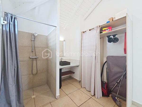 Delphine MIRANDA pour le réseau BSK IMMOBILIER
Saint François - Route touristique 
Vous rêvez d'une maison avec vue mer dans un secteur privilégié au calme? Alors j'ai le bien qu'il vous faut!
La maison se situe route touristique à 5 minutes du centre ville et des commodités de Saint François dans un lotissement résidentiel recherché pour son calme et son accès direct à la plage.
La maison de construction béton est édifié sur un niveau sur une parcelle de 691 m2.
Surface habitable : 75 m2 , surface utile : 115 m2 avec les terrasses couvertes.
Entrée par portail sécurisé vous trouverez une aire de parking pouvant recevoir 3 véhicules.
Sur le premier niveau se trouve l'espace de vie avec son grand salon cuisine ouverte de 34 m2 , une salle d'eau toilettes, et une grande terrasse couverte vous permettant de bénéficier de la splendide vue mer , ainsi que de la piscine (au sel) et de sa plage.
Au niveau inférieur vous trouverez la partie nuit avec ses deux chambres de 12,80 m2 orientée côté jardin avec accès direct sur terrasse couverte, une salle d'eau commune avec douche à l'italienne , et un toilette indépendant.
Le jardin est verdoyant , spacieux et entièrement clos , un petit chemin longe la parcelle pour accéder directement à la plage de Anse des Rochers.
Citerne tampon , chauffe-eau solaire pour votre confort , local technique piscine en dur, aucun travaux à prévoir.
Vendu meublé , clé en main !

Le bien est situé dans un lotissement géré en ASL avec une quote-part de charges courantes annuelles de 373,82€ par an.
N'hésitez pas à me contacter pour de plus amples informations sur cette villa , accéder au reportage photos complet et aux vidéos!