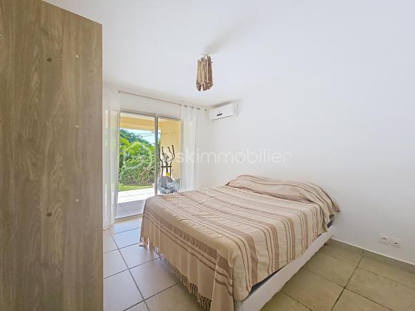 Delphine MIRANDA pour le réseau BSK IMMOBILIER
Saint François - Route touristique 
Vous rêvez d'une maison avec vue mer dans un secteur privilégié au calme? Alors j'ai le bien qu'il vous faut!
La maison se situe route touristique à 5 minutes du centre ville et des commodités de Saint François dans un lotissement résidentiel recherché pour son calme et son accès direct à la plage.
La maison de construction béton est édifié sur un niveau sur une parcelle de 691 m2.
Surface habitable : 75 m2 , surface utile : 115 m2 avec les terrasses couvertes.
Entrée par portail sécurisé vous trouverez une aire de parking pouvant recevoir 3 véhicules.
Sur le premier niveau se trouve l'espace de vie avec son grand salon cuisine ouverte de 34 m2 , une salle d'eau toilettes, et une grande terrasse couverte vous permettant de bénéficier de la splendide vue mer , ainsi que de la piscine (au sel) et de sa plage.
Au niveau inférieur vous trouverez la partie nuit avec ses deux chambres de 12,80 m2 orientée côté jardin avec accès direct sur terrasse couverte, une salle d'eau commune avec douche à l'italienne , et un toilette indépendant.
Le jardin est verdoyant , spacieux et entièrement clos , un petit chemin longe la parcelle pour accéder directement à la plage de Anse des Rochers.
Citerne tampon , chauffe-eau solaire pour votre confort , local technique piscine en dur, aucun travaux à prévoir.
Vendu meublé , clé en main !

Le bien est situé dans un lotissement géré en ASL avec une quote-part de charges courantes annuelles de 373,82€ par an.
N'hésitez pas à me contacter pour de plus amples informations sur cette villa , accéder au reportage photos complet et aux vidéos!