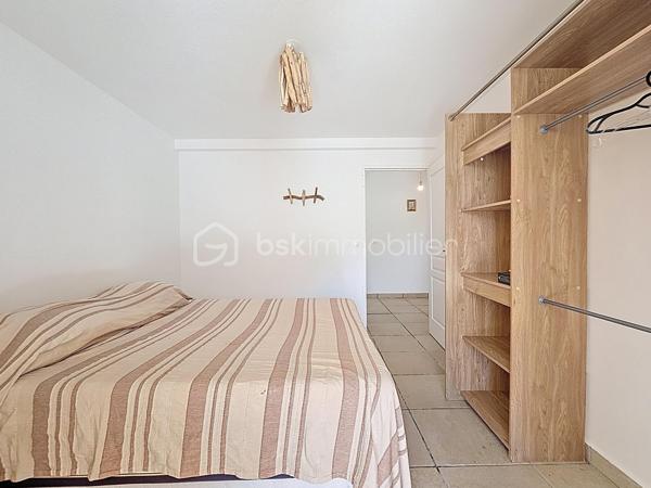 Delphine MIRANDA pour le réseau BSK IMMOBILIER
Saint François - Route touristique 
Vous rêvez d'une maison avec vue mer dans un secteur privilégié au calme? Alors j'ai le bien qu'il vous faut!
La maison se situe route touristique à 5 minutes du centre ville et des commodités de Saint François dans un lotissement résidentiel recherché pour son calme et son accès direct à la plage.
La maison de construction béton est édifié sur un niveau sur une parcelle de 691 m2.
Surface habitable : 75 m2 , surface utile : 115 m2 avec les terrasses couvertes.
Entrée par portail sécurisé vous trouverez une aire de parking pouvant recevoir 3 véhicules.
Sur le premier niveau se trouve l'espace de vie avec son grand salon cuisine ouverte de 34 m2 , une salle d'eau toilettes, et une grande terrasse couverte vous permettant de bénéficier de la splendide vue mer , ainsi que de la piscine (au sel) et de sa plage.
Au niveau inférieur vous trouverez la partie nuit avec ses deux chambres de 12,80 m2 orientée côté jardin avec accès direct sur terrasse couverte, une salle d'eau commune avec douche à l'italienne , et un toilette indépendant.
Le jardin est verdoyant , spacieux et entièrement clos , un petit chemin longe la parcelle pour accéder directement à la plage de Anse des Rochers.
Citerne tampon , chauffe-eau solaire pour votre confort , local technique piscine en dur, aucun travaux à prévoir.
Vendu meublé , clé en main !

Le bien est situé dans un lotissement géré en ASL avec une quote-part de charges courantes annuelles de 373,82€ par an.
N'hésitez pas à me contacter pour de plus amples informations sur cette villa , accéder au reportage photos complet et aux vidéos!