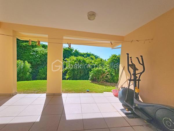 Delphine MIRANDA pour le réseau BSK IMMOBILIER
Saint François - Route touristique 
Vous rêvez d'une maison avec vue mer dans un secteur privilégié au calme? Alors j'ai le bien qu'il vous faut!
La maison se situe route touristique à 5 minutes du centre ville et des commodités de Saint François dans un lotissement résidentiel recherché pour son calme et son accès direct à la plage.
La maison de construction béton est édifié sur un niveau sur une parcelle de 691 m2.
Surface habitable : 75 m2 , surface utile : 115 m2 avec les terrasses couvertes.
Entrée par portail sécurisé vous trouverez une aire de parking pouvant recevoir 3 véhicules.
Sur le premier niveau se trouve l'espace de vie avec son grand salon cuisine ouverte de 34 m2 , une salle d'eau toilettes, et une grande terrasse couverte vous permettant de bénéficier de la splendide vue mer , ainsi que de la piscine (au sel) et de sa plage.
Au niveau inférieur vous trouverez la partie nuit avec ses deux chambres de 12,80 m2 orientée côté jardin avec accès direct sur terrasse couverte, une salle d'eau commune avec douche à l'italienne , et un toilette indépendant.
Le jardin est verdoyant , spacieux et entièrement clos , un petit chemin longe la parcelle pour accéder directement à la plage de Anse des Rochers.
Citerne tampon , chauffe-eau solaire pour votre confort , local technique piscine en dur, aucun travaux à prévoir.
Vendu meublé , clé en main !

Le bien est situé dans un lotissement géré en ASL avec une quote-part de charges courantes annuelles de 373,82€ par an.
N'hésitez pas à me contacter pour de plus amples informations sur cette villa , accéder au reportage photos complet et aux vidéos!