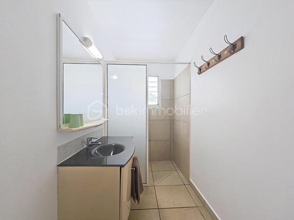 Delphine MIRANDA pour le réseau BSK IMMOBILIER
Saint François - Route touristique 
Vous rêvez d'une maison avec vue mer dans un secteur privilégié au calme? Alors j'ai le bien qu'il vous faut!
La maison se situe route touristique à 5 minutes du centre ville et des commodités de Saint François dans un lotissement résidentiel recherché pour son calme et son accès direct à la plage.
La maison de construction béton est édifié sur un niveau sur une parcelle de 691 m2.
Surface habitable : 75 m2 , surface utile : 115 m2 avec les terrasses couvertes.
Entrée par portail sécurisé vous trouverez une aire de parking pouvant recevoir 3 véhicules.
Sur le premier niveau se trouve l'espace de vie avec son grand salon cuisine ouverte de 34 m2 , une salle d'eau toilettes, et une grande terrasse couverte vous permettant de bénéficier de la splendide vue mer , ainsi que de la piscine (au sel) et de sa plage.
Au niveau inférieur vous trouverez la partie nuit avec ses deux chambres de 12,80 m2 orientée côté jardin avec accès direct sur terrasse couverte, une salle d'eau commune avec douche à l'italienne , et un toilette indépendant.
Le jardin est verdoyant , spacieux et entièrement clos , un petit chemin longe la parcelle pour accéder directement à la plage de Anse des Rochers.
Citerne tampon , chauffe-eau solaire pour votre confort , local technique piscine en dur, aucun travaux à prévoir.
Vendu meublé , clé en main !

Le bien est situé dans un lotissement géré en ASL avec une quote-part de charges courantes annuelles de 373,82€ par an.
N'hésitez pas à me contacter pour de plus amples informations sur cette villa , accéder au reportage photos complet et aux vidéos!