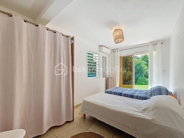 Delphine MIRANDA pour le réseau BSK IMMOBILIER
Saint François - Route touristique 
Vous rêvez d'une maison avec vue mer dans un secteur privilégié au calme? Alors j'ai le bien qu'il vous faut!
La maison se situe route touristique à 5 minutes du centre ville et des commodités de Saint François dans un lotissement résidentiel recherché pour son calme et son accès direct à la plage.
La maison de construction béton est édifié sur un niveau sur une parcelle de 691 m2.
Surface habitable : 75 m2 , surface utile : 115 m2 avec les terrasses couvertes.
Entrée par portail sécurisé vous trouverez une aire de parking pouvant recevoir 3 véhicules.
Sur le premier niveau se trouve l'espace de vie avec son grand salon cuisine ouverte de 34 m2 , une salle d'eau toilettes, et une grande terrasse couverte vous permettant de bénéficier de la splendide vue mer , ainsi que de la piscine (au sel) et de sa plage.
Au niveau inférieur vous trouverez la partie nuit avec ses deux chambres de 12,80 m2 orientée côté jardin avec accès direct sur terrasse couverte, une salle d'eau commune avec douche à l'italienne , et un toilette indépendant.
Le jardin est verdoyant , spacieux et entièrement clos , un petit chemin longe la parcelle pour accéder directement à la plage de Anse des Rochers.
Citerne tampon , chauffe-eau solaire pour votre confort , local technique piscine en dur, aucun travaux à prévoir.
Vendu meublé , clé en main !

Le bien est situé dans un lotissement géré en ASL avec une quote-part de charges courantes annuelles de 373,82€ par an.
N'hésitez pas à me contacter pour de plus amples informations sur cette villa , accéder au reportage photos complet et aux vidéos!