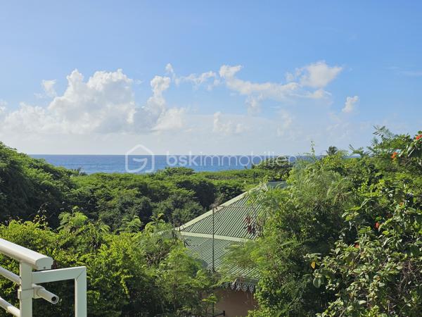 Delphine MIRANDA pour le réseau BSK IMMOBILIER
Saint François - Route touristique 
Vous rêvez d'une maison avec vue mer dans un secteur privilégié au calme? Alors j'ai le bien qu'il vous faut!
La maison se situe route touristique à 5 minutes du centre ville et des commodités de Saint François dans un lotissement résidentiel recherché pour son calme et son accès direct à la plage.
La maison de construction béton est édifié sur un niveau sur une parcelle de 691 m2.
Surface habitable : 75 m2 , surface utile : 115 m2 avec les terrasses couvertes.
Entrée par portail sécurisé vous trouverez une aire de parking pouvant recevoir 3 véhicules.
Sur le premier niveau se trouve l'espace de vie avec son grand salon cuisine ouverte de 34 m2 , une salle d'eau toilettes, et une grande terrasse couverte vous permettant de bénéficier de la splendide vue mer , ainsi que de la piscine (au sel) et de sa plage.
Au niveau inférieur vous trouverez la partie nuit avec ses deux chambres de 12,80 m2 orientée côté jardin avec accès direct sur terrasse couverte, une salle d'eau commune avec douche à l'italienne , et un toilette indépendant.
Le jardin est verdoyant , spacieux et entièrement clos , un petit chemin longe la parcelle pour accéder directement à la plage de Anse des Rochers.
Citerne tampon , chauffe-eau solaire pour votre confort , local technique piscine en dur, aucun travaux à prévoir.
Vendu meublé , clé en main !

Le bien est situé dans un lotissement géré en ASL avec une quote-part de charges courantes annuelles de 373,82€ par an.
N'hésitez pas à me contacter pour de plus amples informations sur cette villa , accéder au reportage photos complet et aux vidéos!