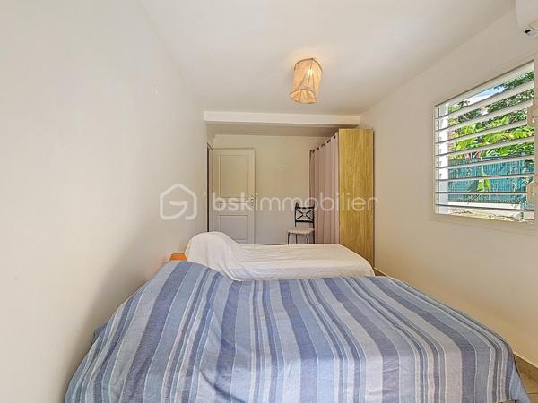 Delphine MIRANDA pour le réseau BSK IMMOBILIER
Saint François - Route touristique 
Vous rêvez d'une maison avec vue mer dans un secteur privilégié au calme? Alors j'ai le bien qu'il vous faut!
La maison se situe route touristique à 5 minutes du centre ville et des commodités de Saint François dans un lotissement résidentiel recherché pour son calme et son accès direct à la plage.
La maison de construction béton est édifié sur un niveau sur une parcelle de 691 m2.
Surface habitable : 75 m2 , surface utile : 115 m2 avec les terrasses couvertes.
Entrée par portail sécurisé vous trouverez une aire de parking pouvant recevoir 3 véhicules.
Sur le premier niveau se trouve l'espace de vie avec son grand salon cuisine ouverte de 34 m2 , une salle d'eau toilettes, et une grande terrasse couverte vous permettant de bénéficier de la splendide vue mer , ainsi que de la piscine (au sel) et de sa plage.
Au niveau inférieur vous trouverez la partie nuit avec ses deux chambres de 12,80 m2 orientée côté jardin avec accès direct sur terrasse couverte, une salle d'eau commune avec douche à l'italienne , et un toilette indépendant.
Le jardin est verdoyant , spacieux et entièrement clos , un petit chemin longe la parcelle pour accéder directement à la plage de Anse des Rochers.
Citerne tampon , chauffe-eau solaire pour votre confort , local technique piscine en dur, aucun travaux à prévoir.
Vendu meublé , clé en main !

Le bien est situé dans un lotissement géré en ASL avec une quote-part de charges courantes annuelles de 373,82€ par an.
N'hésitez pas à me contacter pour de plus amples informations sur cette villa , accéder au reportage photos complet et aux vidéos!