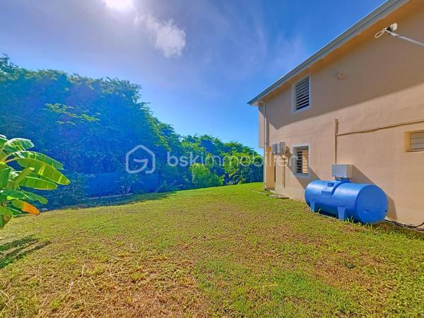 Delphine MIRANDA pour le réseau BSK IMMOBILIER
Saint François - Route touristique 
Vous rêvez d'une maison avec vue mer dans un secteur privilégié au calme? Alors j'ai le bien qu'il vous faut!
La maison se situe route touristique à 5 minutes du centre ville et des commodités de Saint François dans un lotissement résidentiel recherché pour son calme et son accès direct à la plage.
La maison de construction béton est édifié sur un niveau sur une parcelle de 691 m2.
Surface habitable : 75 m2 , surface utile : 115 m2 avec les terrasses couvertes.
Entrée par portail sécurisé vous trouverez une aire de parking pouvant recevoir 3 véhicules.
Sur le premier niveau se trouve l'espace de vie avec son grand salon cuisine ouverte de 34 m2 , une salle d'eau toilettes, et une grande terrasse couverte vous permettant de bénéficier de la splendide vue mer , ainsi que de la piscine (au sel) et de sa plage.
Au niveau inférieur vous trouverez la partie nuit avec ses deux chambres de 12,80 m2 orientée côté jardin avec accès direct sur terrasse couverte, une salle d'eau commune avec douche à l'italienne , et un toilette indépendant.
Le jardin est verdoyant , spacieux et entièrement clos , un petit chemin longe la parcelle pour accéder directement à la plage de Anse des Rochers.
Citerne tampon , chauffe-eau solaire pour votre confort , local technique piscine en dur, aucun travaux à prévoir.
Vendu meublé , clé en main !

Le bien est situé dans un lotissement géré en ASL avec une quote-part de charges courantes annuelles de 373,82€ par an.
N'hésitez pas à me contacter pour de plus amples informations sur cette villa , accéder au reportage photos complet et aux vidéos!