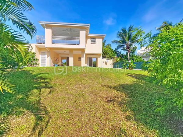 Delphine MIRANDA pour le réseau BSK IMMOBILIER
Saint François - Route touristique 
Vous rêvez d'une maison avec vue mer dans un secteur privilégié au calme? Alors j'ai le bien qu'il vous faut!
La maison se situe route touristique à 5 minutes du centre ville et des commodités de Saint François dans un lotissement résidentiel recherché pour son calme et son accès direct à la plage.
La maison de construction béton est édifié sur un niveau sur une parcelle de 691 m2.
Surface habitable : 75 m2 , surface utile : 115 m2 avec les terrasses couvertes.
Entrée par portail sécurisé vous trouverez une aire de parking pouvant recevoir 3 véhicules.
Sur le premier niveau se trouve l'espace de vie avec son grand salon cuisine ouverte de 34 m2 , une salle d'eau toilettes, et une grande terrasse couverte vous permettant de bénéficier de la splendide vue mer , ainsi que de la piscine (au sel) et de sa plage.
Au niveau inférieur vous trouverez la partie nuit avec ses deux chambres de 12,80 m2 orientée côté jardin avec accès direct sur terrasse couverte, une salle d'eau commune avec douche à l'italienne , et un toilette indépendant.
Le jardin est verdoyant , spacieux et entièrement clos , un petit chemin longe la parcelle pour accéder directement à la plage de Anse des Rochers.
Citerne tampon , chauffe-eau solaire pour votre confort , local technique piscine en dur, aucun travaux à prévoir.
Vendu meublé , clé en main !

Le bien est situé dans un lotissement géré en ASL avec une quote-part de charges courantes annuelles de 373,82€ par an.
N'hésitez pas à me contacter pour de plus amples informations sur cette villa , accéder au reportage photos complet et aux vidéos!