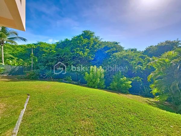 Delphine MIRANDA pour le réseau BSK IMMOBILIER
Saint François - Route touristique 
Vous rêvez d'une maison avec vue mer dans un secteur privilégié au calme? Alors j'ai le bien qu'il vous faut!
La maison se situe route touristique à 5 minutes du centre ville et des commodités de Saint François dans un lotissement résidentiel recherché pour son calme et son accès direct à la plage.
La maison de construction béton est édifié sur un niveau sur une parcelle de 691 m2.
Surface habitable : 75 m2 , surface utile : 115 m2 avec les terrasses couvertes.
Entrée par portail sécurisé vous trouverez une aire de parking pouvant recevoir 3 véhicules.
Sur le premier niveau se trouve l'espace de vie avec son grand salon cuisine ouverte de 34 m2 , une salle d'eau toilettes, et une grande terrasse couverte vous permettant de bénéficier de la splendide vue mer , ainsi que de la piscine (au sel) et de sa plage.
Au niveau inférieur vous trouverez la partie nuit avec ses deux chambres de 12,80 m2 orientée côté jardin avec accès direct sur terrasse couverte, une salle d'eau commune avec douche à l'italienne , et un toilette indépendant.
Le jardin est verdoyant , spacieux et entièrement clos , un petit chemin longe la parcelle pour accéder directement à la plage de Anse des Rochers.
Citerne tampon , chauffe-eau solaire pour votre confort , local technique piscine en dur, aucun travaux à prévoir.
Vendu meublé , clé en main !

Le bien est situé dans un lotissement géré en ASL avec une quote-part de charges courantes annuelles de 373,82€ par an.
N'hésitez pas à me contacter pour de plus amples informations sur cette villa , accéder au reportage photos complet et aux vidéos!