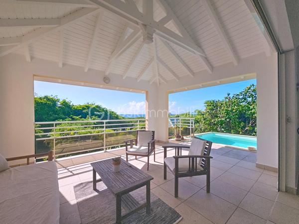 Delphine MIRANDA pour le réseau BSK IMMOBILIER
Saint François - Route touristique 
Vous rêvez d'une maison avec vue mer dans un secteur privilégié au calme? Alors j'ai le bien qu'il vous faut!
La maison se situe route touristique à 5 minutes du centre ville et des commodités de Saint François dans un lotissement résidentiel recherché pour son calme et son accès direct à la plage.
La maison de construction béton est édifié sur un niveau sur une parcelle de 691 m2.
Surface habitable : 75 m2 , surface utile : 115 m2 avec les terrasses couvertes.
Entrée par portail sécurisé vous trouverez une aire de parking pouvant recevoir 3 véhicules.
Sur le premier niveau se trouve l'espace de vie avec son grand salon cuisine ouverte de 34 m2 , une salle d'eau toilettes, et une grande terrasse couverte vous permettant de bénéficier de la splendide vue mer , ainsi que de la piscine (au sel) et de sa plage.
Au niveau inférieur vous trouverez la partie nuit avec ses deux chambres de 12,80 m2 orientée côté jardin avec accès direct sur terrasse couverte, une salle d'eau commune avec douche à l'italienne , et un toilette indépendant.
Le jardin est verdoyant , spacieux et entièrement clos , un petit chemin longe la parcelle pour accéder directement à la plage de Anse des Rochers.
Citerne tampon , chauffe-eau solaire pour votre confort , local technique piscine en dur, aucun travaux à prévoir.
Vendu meublé , clé en main !

Le bien est situé dans un lotissement géré en ASL avec une quote-part de charges courantes annuelles de 373,82€ par an.
N'hésitez pas à me contacter pour de plus amples informations sur cette villa , accéder au reportage photos complet et aux vidéos!