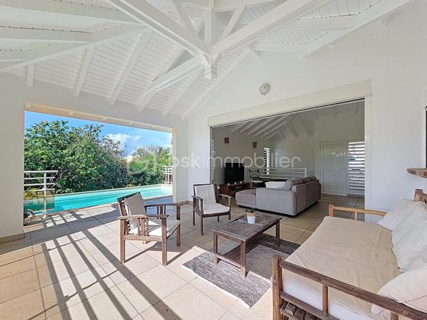 Delphine MIRANDA pour le réseau BSK IMMOBILIER
Saint François - Route touristique 
Vous rêvez d'une maison avec vue mer dans un secteur privilégié au calme? Alors j'ai le bien qu'il vous faut!
La maison se situe route touristique à 5 minutes du centre ville et des commodités de Saint François dans un lotissement résidentiel recherché pour son calme et son accès direct à la plage.
La maison de construction béton est édifié sur un niveau sur une parcelle de 691 m2.
Surface habitable : 75 m2 , surface utile : 115 m2 avec les terrasses couvertes.
Entrée par portail sécurisé vous trouverez une aire de parking pouvant recevoir 3 véhicules.
Sur le premier niveau se trouve l'espace de vie avec son grand salon cuisine ouverte de 34 m2 , une salle d'eau toilettes, et une grande terrasse couverte vous permettant de bénéficier de la splendide vue mer , ainsi que de la piscine (au sel) et de sa plage.
Au niveau inférieur vous trouverez la partie nuit avec ses deux chambres de 12,80 m2 orientée côté jardin avec accès direct sur terrasse couverte, une salle d'eau commune avec douche à l'italienne , et un toilette indépendant.
Le jardin est verdoyant , spacieux et entièrement clos , un petit chemin longe la parcelle pour accéder directement à la plage de Anse des Rochers.
Citerne tampon , chauffe-eau solaire pour votre confort , local technique piscine en dur, aucun travaux à prévoir.
Vendu meublé , clé en main !

Le bien est situé dans un lotissement géré en ASL avec une quote-part de charges courantes annuelles de 373,82€ par an.
N'hésitez pas à me contacter pour de plus amples informations sur cette villa , accéder au reportage photos complet et aux vidéos!