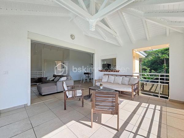 Delphine MIRANDA pour le réseau BSK IMMOBILIER
Saint François - Route touristique 
Vous rêvez d'une maison avec vue mer dans un secteur privilégié au calme? Alors j'ai le bien qu'il vous faut!
La maison se situe route touristique à 5 minutes du centre ville et des commodités de Saint François dans un lotissement résidentiel recherché pour son calme et son accès direct à la plage.
La maison de construction béton est édifié sur un niveau sur une parcelle de 691 m2.
Surface habitable : 75 m2 , surface utile : 115 m2 avec les terrasses couvertes.
Entrée par portail sécurisé vous trouverez une aire de parking pouvant recevoir 3 véhicules.
Sur le premier niveau se trouve l'espace de vie avec son grand salon cuisine ouverte de 34 m2 , une salle d'eau toilettes, et une grande terrasse couverte vous permettant de bénéficier de la splendide vue mer , ainsi que de la piscine (au sel) et de sa plage.
Au niveau inférieur vous trouverez la partie nuit avec ses deux chambres de 12,80 m2 orientée côté jardin avec accès direct sur terrasse couverte, une salle d'eau commune avec douche à l'italienne , et un toilette indépendant.
Le jardin est verdoyant , spacieux et entièrement clos , un petit chemin longe la parcelle pour accéder directement à la plage de Anse des Rochers.
Citerne tampon , chauffe-eau solaire pour votre confort , local technique piscine en dur, aucun travaux à prévoir.
Vendu meublé , clé en main !

Le bien est situé dans un lotissement géré en ASL avec une quote-part de charges courantes annuelles de 373,82€ par an.
N'hésitez pas à me contacter pour de plus amples informations sur cette villa , accéder au reportage photos complet et aux vidéos!