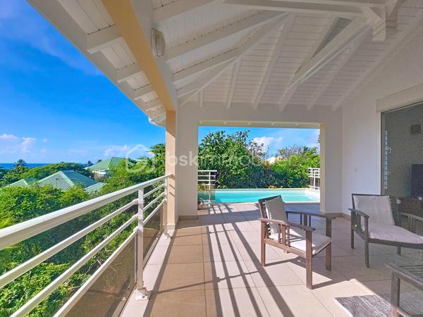 Delphine MIRANDA pour le réseau BSK IMMOBILIER
Saint François - Route touristique 
Vous rêvez d'une maison avec vue mer dans un secteur privilégié au calme? Alors j'ai le bien qu'il vous faut!
La maison se situe route touristique à 5 minutes du centre ville et des commodités de Saint François dans un lotissement résidentiel recherché pour son calme et son accès direct à la plage.
La maison de construction béton est édifié sur un niveau sur une parcelle de 691 m2.
Surface habitable : 75 m2 , surface utile : 115 m2 avec les terrasses couvertes.
Entrée par portail sécurisé vous trouverez une aire de parking pouvant recevoir 3 véhicules.
Sur le premier niveau se trouve l'espace de vie avec son grand salon cuisine ouverte de 34 m2 , une salle d'eau toilettes, et une grande terrasse couverte vous permettant de bénéficier de la splendide vue mer , ainsi que de la piscine (au sel) et de sa plage.
Au niveau inférieur vous trouverez la partie nuit avec ses deux chambres de 12,80 m2 orientée côté jardin avec accès direct sur terrasse couverte, une salle d'eau commune avec douche à l'italienne , et un toilette indépendant.
Le jardin est verdoyant , spacieux et entièrement clos , un petit chemin longe la parcelle pour accéder directement à la plage de Anse des Rochers.
Citerne tampon , chauffe-eau solaire pour votre confort , local technique piscine en dur, aucun travaux à prévoir.
Vendu meublé , clé en main !

Le bien est situé dans un lotissement géré en ASL avec une quote-part de charges courantes annuelles de 373,82€ par an.
N'hésitez pas à me contacter pour de plus amples informations sur cette villa , accéder au reportage photos complet et aux vidéos!