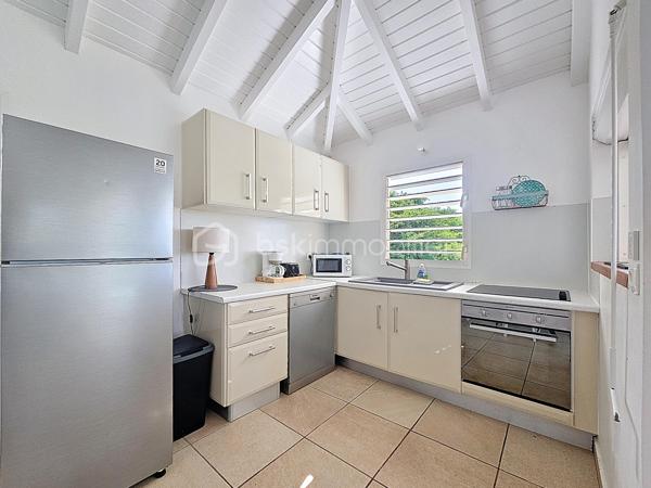 Delphine MIRANDA pour le réseau BSK IMMOBILIER
Saint François - Route touristique 
Vous rêvez d'une maison avec vue mer dans un secteur privilégié au calme? Alors j'ai le bien qu'il vous faut!
La maison se situe route touristique à 5 minutes du centre ville et des commodités de Saint François dans un lotissement résidentiel recherché pour son calme et son accès direct à la plage.
La maison de construction béton est édifié sur un niveau sur une parcelle de 691 m2.
Surface habitable : 75 m2 , surface utile : 115 m2 avec les terrasses couvertes.
Entrée par portail sécurisé vous trouverez une aire de parking pouvant recevoir 3 véhicules.
Sur le premier niveau se trouve l'espace de vie avec son grand salon cuisine ouverte de 34 m2 , une salle d'eau toilettes, et une grande terrasse couverte vous permettant de bénéficier de la splendide vue mer , ainsi que de la piscine (au sel) et de sa plage.
Au niveau inférieur vous trouverez la partie nuit avec ses deux chambres de 12,80 m2 orientée côté jardin avec accès direct sur terrasse couverte, une salle d'eau commune avec douche à l'italienne , et un toilette indépendant.
Le jardin est verdoyant , spacieux et entièrement clos , un petit chemin longe la parcelle pour accéder directement à la plage de Anse des Rochers.
Citerne tampon , chauffe-eau solaire pour votre confort , local technique piscine en dur, aucun travaux à prévoir.
Vendu meublé , clé en main !

Le bien est situé dans un lotissement géré en ASL avec une quote-part de charges courantes annuelles de 373,82€ par an.
N'hésitez pas à me contacter pour de plus amples informations sur cette villa , accéder au reportage photos complet et aux vidéos!