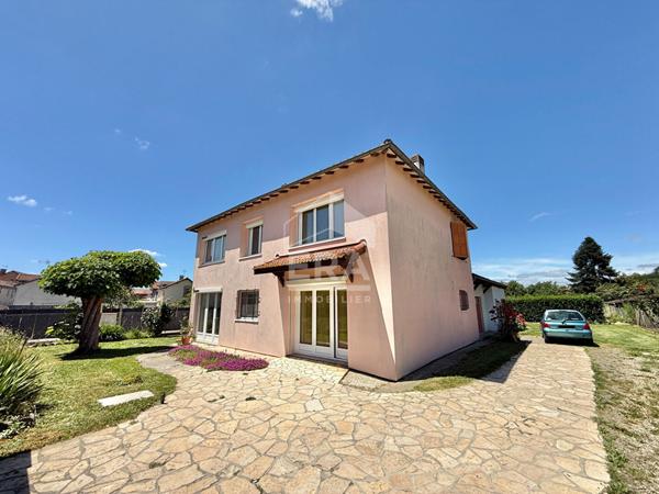 Maison familiale 120 m² avec grand terrain, garages et dépendance aménageable en plein centre de Vic-en-Bigorre