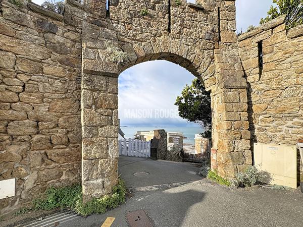 Saint-Malo Rochebonne, maison de 93m² sur 3 niveaux avec terrasses, vue mer et accès direct plage