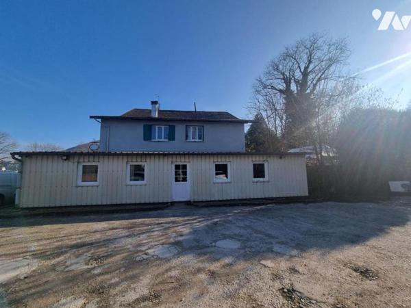 AVANNE-AVENEY (25) IMMEUBLE LE LONG DE LA VELOROUTE