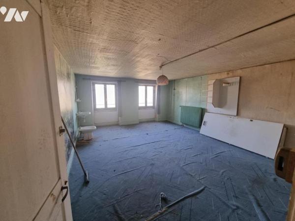 AVANNE-AVENEY (25) IMMEUBLE LE LONG DE LA VELOROUTE