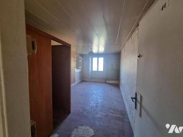 AVANNE-AVENEY (25) IMMEUBLE LE LONG DE LA VELOROUTE