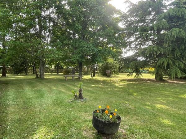 Exclusivité- Longère avec beaucoup de cachet avec piscine et parc arboré de 5585 m² proche Loire à Germigny Des Prés