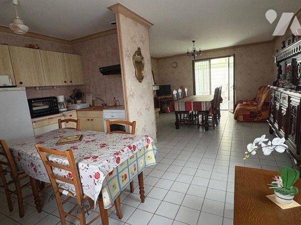 Maison traditionnelle de bonne construction, fonctionnelle et agréable à vivre, offrant une vie...