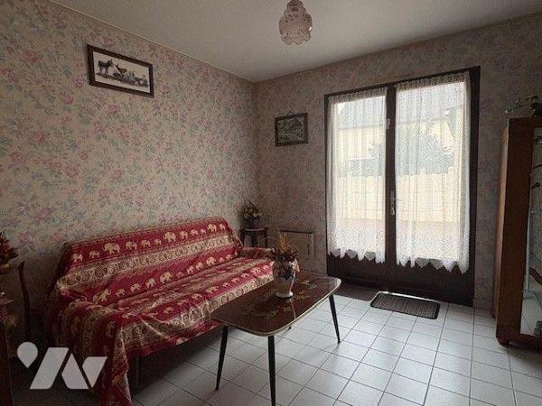 Maison traditionnelle de bonne construction, fonctionnelle et agréable à vivre, offrant une vie...