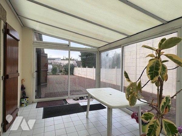 Maison traditionnelle de bonne construction, fonctionnelle et agréable à vivre, offrant une vie...