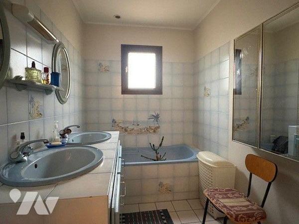 Maison traditionnelle de bonne construction, fonctionnelle et agréable à vivre, offrant une vie...