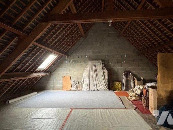 Maison traditionnelle de bonne construction, fonctionnelle et agréable à vivre, offrant une vie...