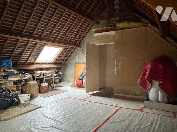 Maison traditionnelle de bonne construction, fonctionnelle et agréable à vivre, offrant une vie...