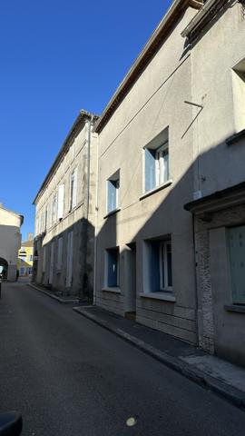Maison à pied des commerces .