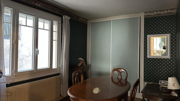 Maison à pied des commerces .