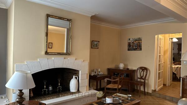Maison à pied des commerces .