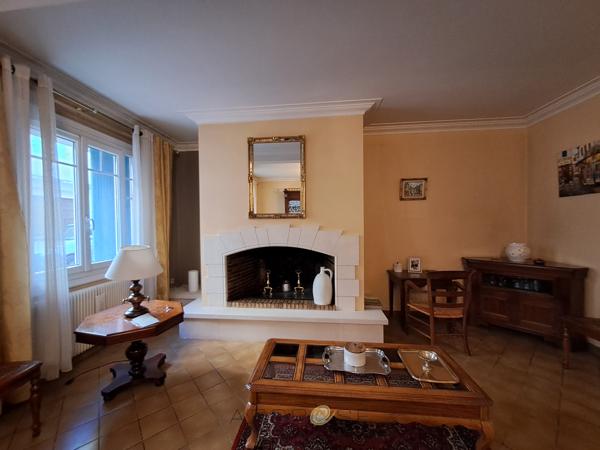Maison à pied des commerces .