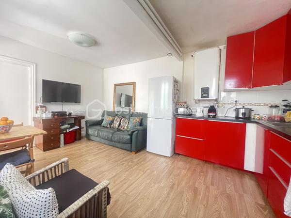 MAISON ENTIÈREMENT RÉNOVÉE AVEC JARDIN , POTENTIEL D'AGRANDISSEMENT/ MÉTRO GRAND PARIS EXPRESS LIGNE 15 À VENIR / ISOLATION INTERIEUR EXTERIEUR 2017.
Sherline SOLAGE vous propose une charmante maison individuelle de 35 m² habitable , surface totale 44 m²située dans un environnement calme et recherchée de Cachan .
Se compose comme suit: Un séjour , une cuisine ouverte , une chambre , une salle d'eau avec WC .
UNE CAVE DE 9m parfait pour vos stockages .

LE + du bien : Un beau jardin  ensoleillé , maison en parfait état aucun travaux à venir , belle hauteur sous plafond , volume optimisés , SECTEUR RECHERCHÉ PROCHE DES TRANSPORTS COMMERCES ET ÉCOLES .