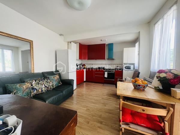 MAISON ENTIÈREMENT RÉNOVÉE AVEC JARDIN , POTENTIEL D'AGRANDISSEMENT/ MÉTRO GRAND PARIS EXPRESS LIGNE 15 À VENIR / ISOLATION INTERIEUR EXTERIEUR 2017.
Sherline SOLAGE vous propose une charmante maison individuelle de 35 m² habitable , surface totale 44 m²située dans un environnement calme et recherchée de Cachan .
Se compose comme suit: Un séjour , une cuisine ouverte , une chambre , une salle d'eau avec WC .
UNE CAVE DE 9m parfait pour vos stockages .

LE + du bien : Un beau jardin  ensoleillé , maison en parfait état aucun travaux à venir , belle hauteur sous plafond , volume optimisés , SECTEUR RECHERCHÉ PROCHE DES TRANSPORTS COMMERCES ET ÉCOLES .