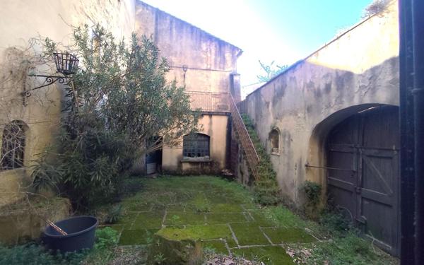 Maison à vendre    9 pièces •  Roquemaure