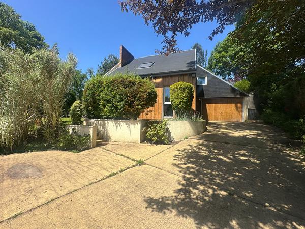 Maison d'architecte en bordure de forêt, proche centre-ville, Calme absolu, 6 CHAMBRES.