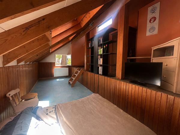 Maison d'architecte en bordure de forêt, proche centre-ville, Calme absolu, 6 CHAMBRES.