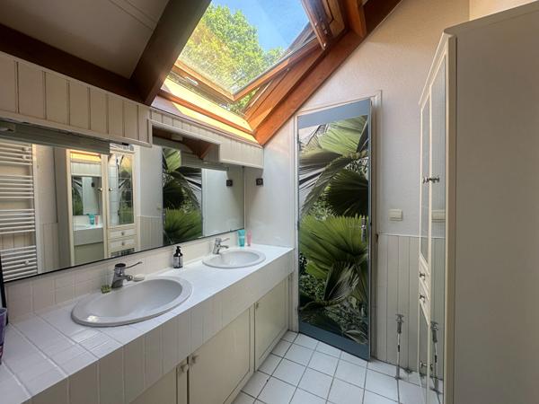 Maison d'architecte en bordure de forêt, proche centre-ville, Calme absolu, 6 CHAMBRES.