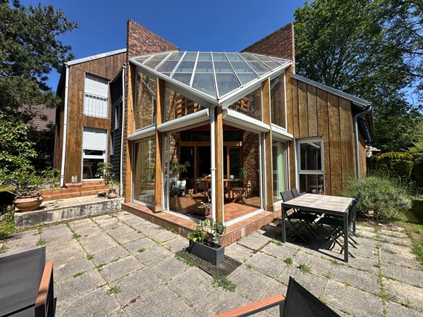 Maison d'architecte en bordure de forêt, proche centre-ville, Calme absolu, 6 CHAMBRES.