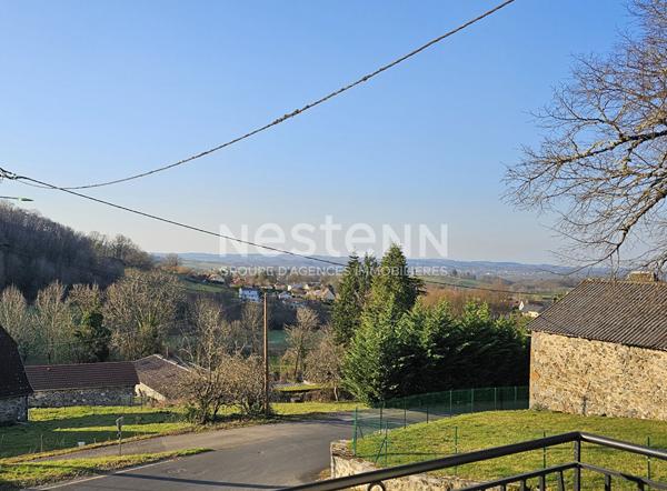 A 10 minutes du centre d'Aurillac, à vendre à Naucelles Maison de type 5 de 126 m² avec garage et terrasse.