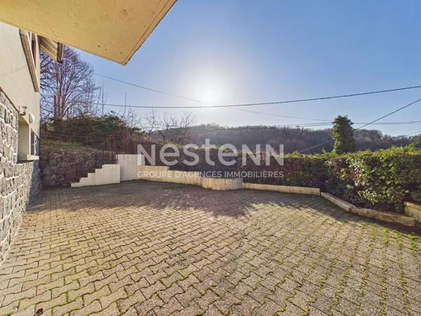 A 10 minutes du centre d'Aurillac, à vendre à Naucelles Maison de type 5 de 126 m² avec garage et terrasse.