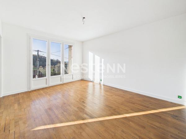 A 10 minutes du centre d'Aurillac, à vendre à Naucelles Maison de type 5 de 126 m² avec garage et terrasse.