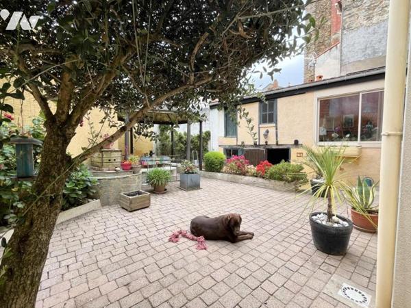 PAIMBOEUF, sur les quais, maison rénovée aux beaux volumes