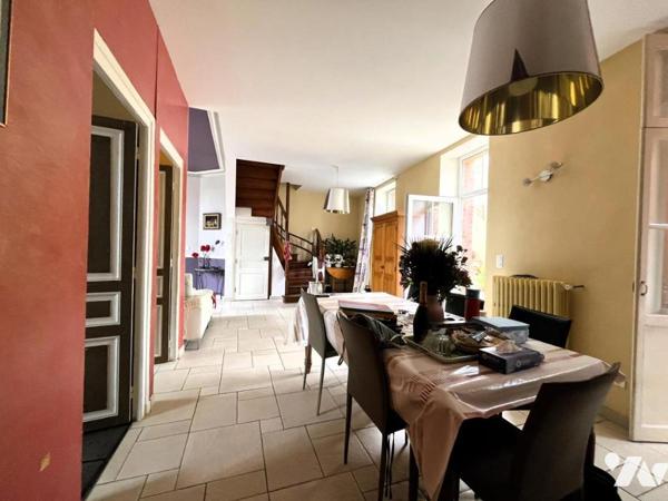 PAIMBOEUF, sur les quais, maison rénovée aux beaux volumes