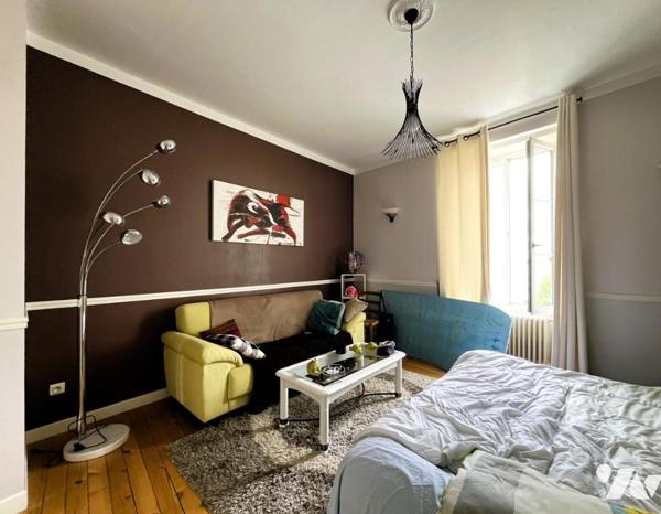 PAIMBOEUF, sur les quais, maison rénovée aux beaux volumes