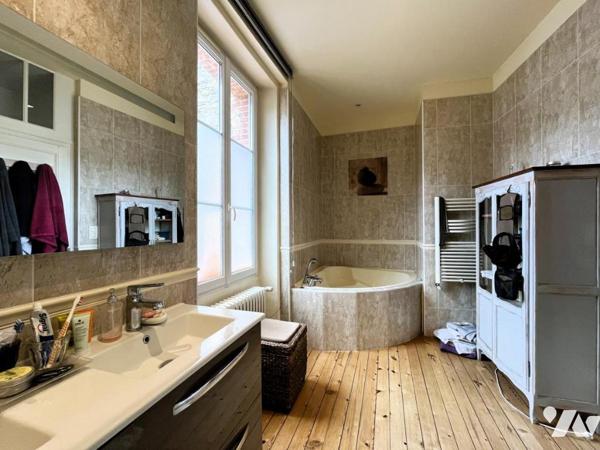 PAIMBOEUF, sur les quais, maison rénovée aux beaux volumes